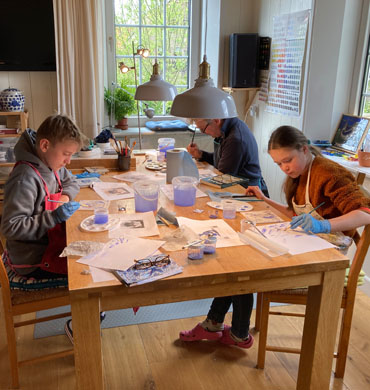 Deelnemers aan de workshop Delfts blauw schilderen, voor jong & oud